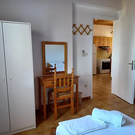 Nerissa 2, Two Bedroom House With Sea View 度假居