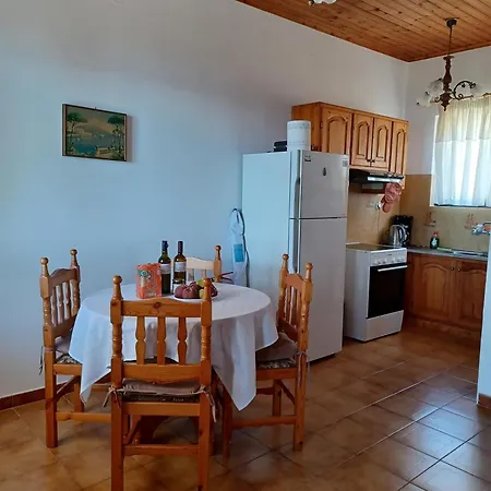 Nerissa 2, Two Bedroom House With Sea View スパルティア